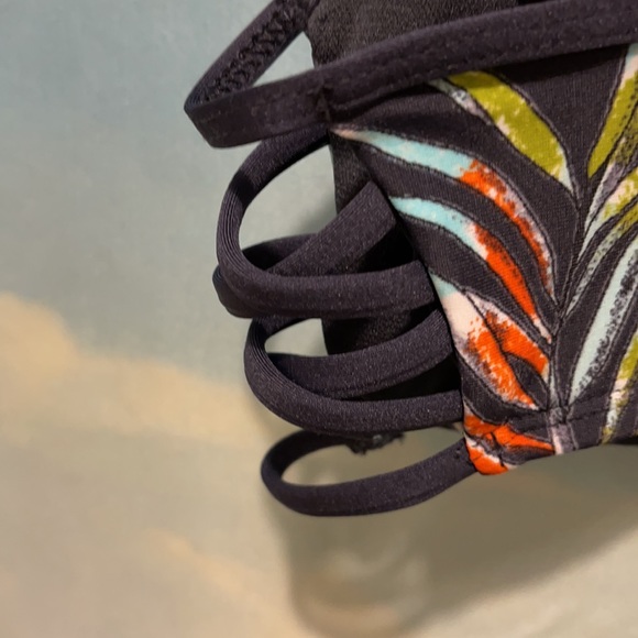 NWOT Mossimo Target bikini swimsuit top. Size MED - Picture 4 of 6